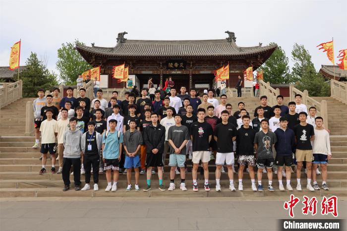 比賽結束后，兩岸學生參訪高平炎帝陵?！≈鬓k方供圖