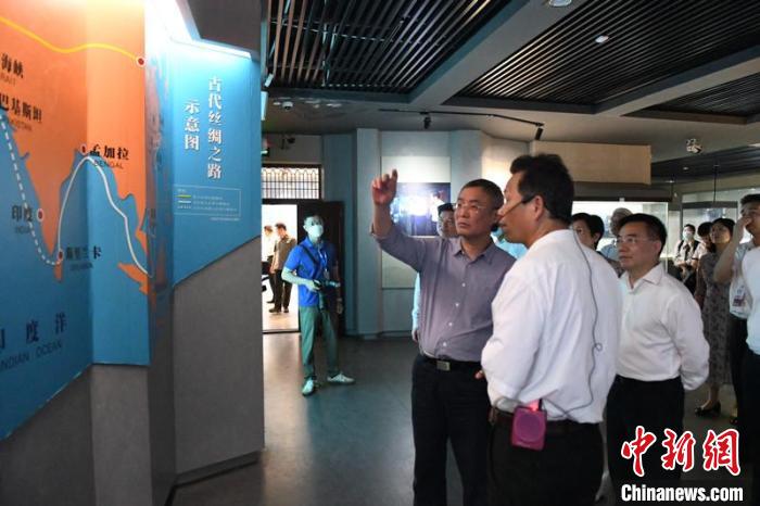 圖為蔡達(dá)峰一行在合浦漢代文化博物館考察?！×趾?攝