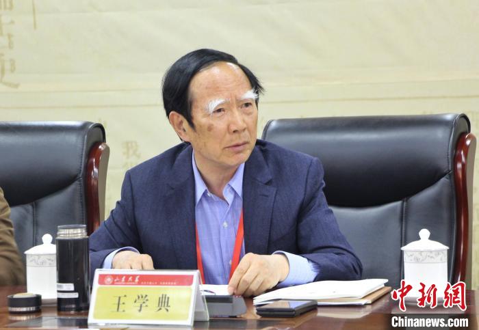 山東大學(xué)儒學(xué)高等研究院執(zhí)行院長、《文史哲》雜志主編王學(xué)典主持首場主題發(fā)言。　趙曉 攝