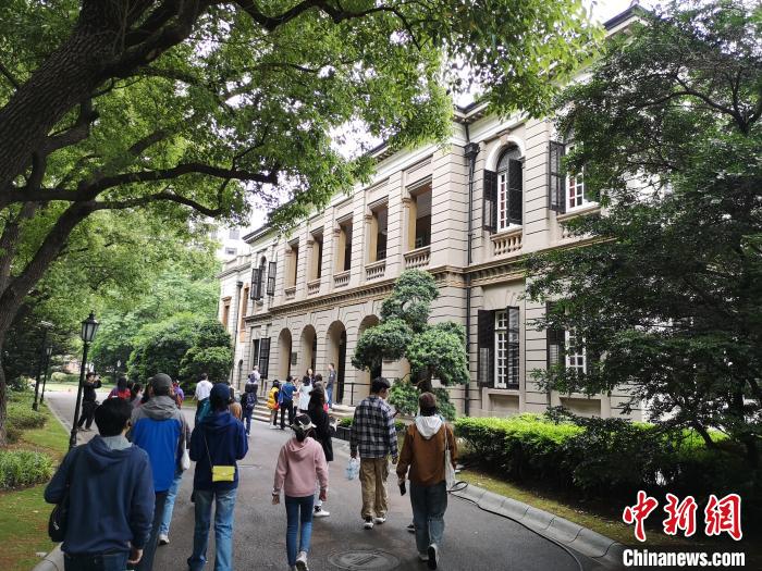 新階層人士參觀英國駐滬領事館?！》队畋?攝