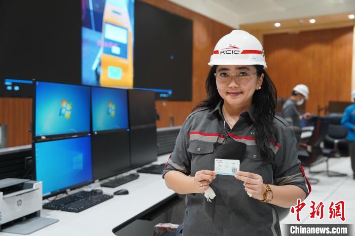 5月8日，客票系統(tǒng)負(fù)責(zé)人展示樣票。趙玅圓 攝