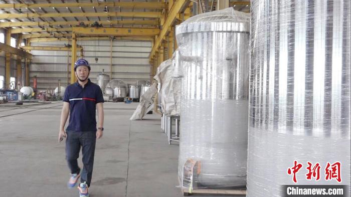 汪光典在不銹鋼罐體生產(chǎn)車(chē)間?！垈髅?攝