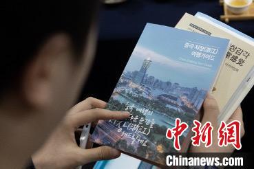 參展觀眾閱讀浙江文旅手冊(cè)。　丁振哲 攝