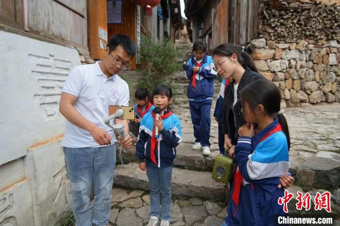 杜曉帆與該中心教師團(tuán)隊(duì)積極探索文化遺產(chǎn)方法論，深耕鄉(xiāng)村遺產(chǎn)領(lǐng)域?！?fù)旦大學(xué)國(guó)土與文化資源研究中心供圖