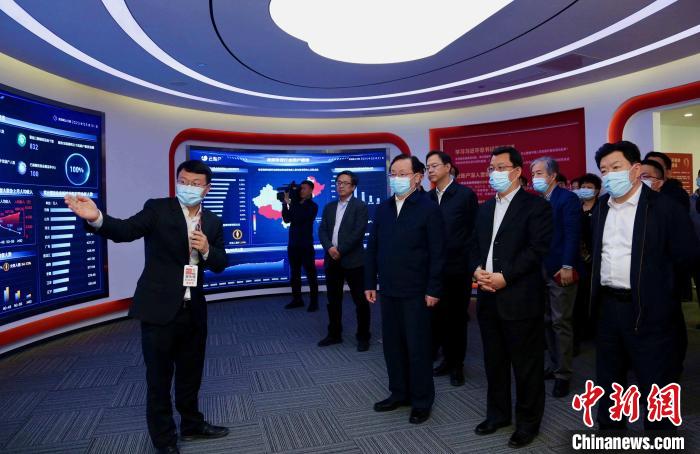 致公黨中央主席蔣作君率調(diào)研組赴天津開展重點考察調(diào)研。圖為在云賬戶共享經(jīng)濟信息咨詢有限公司調(diào)研?！⒖∩n 攝