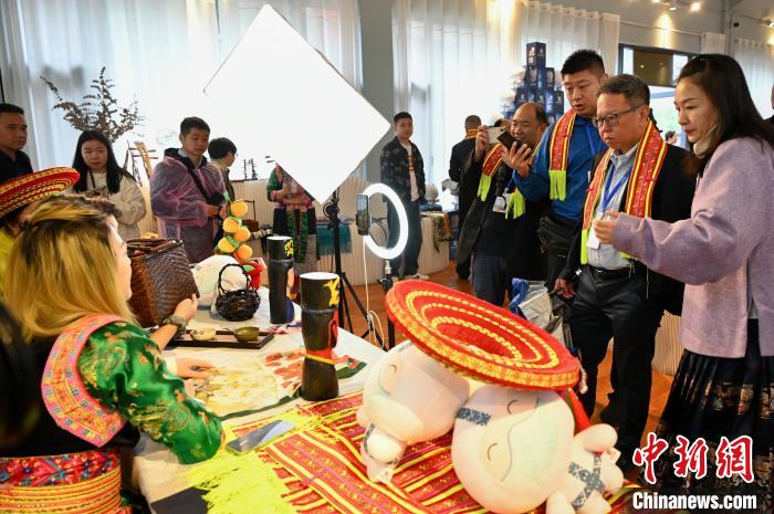 東盟國(guó)家媒體記者了解雪峰山非遺出海直播。　張卓 攝