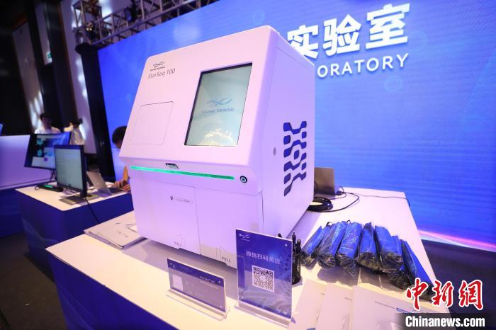 圖為發(fā)布會上展示的科技產(chǎn)品。　雷鍵 攝