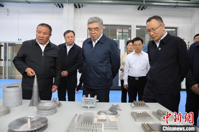 民進(jìn)中央常務(wù)副主席朱永新率調(diào)研組赴四川開展重點(diǎn)考察調(diào)研。圖為在四川工程職業(yè)技術(shù)學(xué)院考察調(diào)研?！∶襁M(jìn)中央供圖