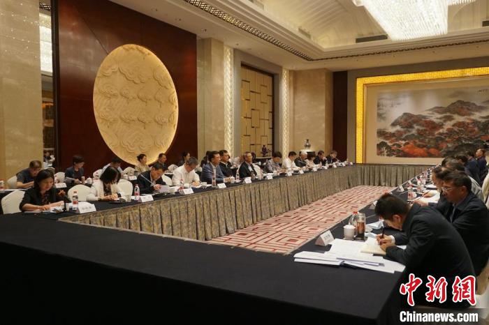 民進(jìn)中央主席蔡達(dá)峰近日率調(diào)研組赴江蘇開展重點(diǎn)考察調(diào)研。圖為在調(diào)研座談會(huì)現(xiàn)場(chǎng)?！∶襁M(jìn)中央供圖