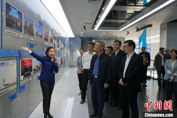 民進(jìn)中央主席蔡達(dá)峰近日率調(diào)研組赴江蘇開展重點(diǎn)考察調(diào)研。圖為在江陰實(shí)地考察雙良集團(tuán)有限公司。　孫權(quán) 攝