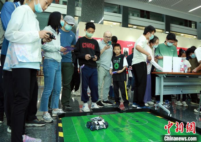 中科院計算所“神計妙算”公眾科學(xué)日活動現(xiàn)場?！≈锌圃河嬎闼?供圖