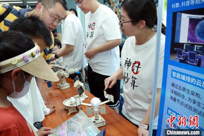 中科院計算所“神計妙算”公眾科學(xué)日活動現(xiàn)場?！≈锌圃河嬎闼?供圖