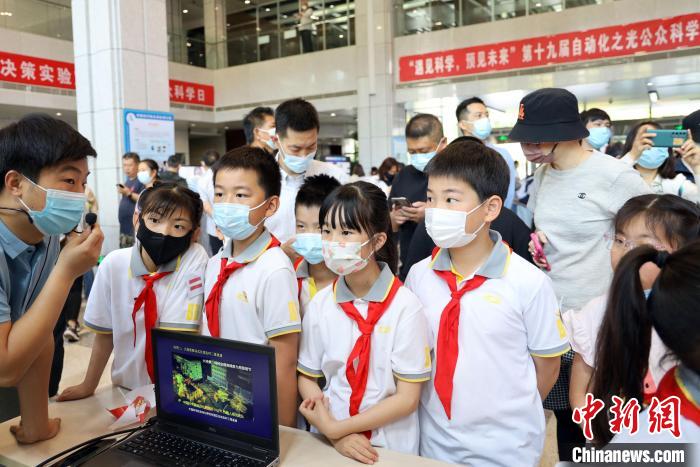 中科院自動化所“自動化之光”公眾科學(xué)日活動現(xiàn)場?！≈锌圃鹤詣踊?供圖