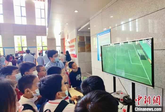 中科院自動化所“自動化之光”公眾科學(xué)日活動現(xiàn)場。　中科院自動化所 供圖