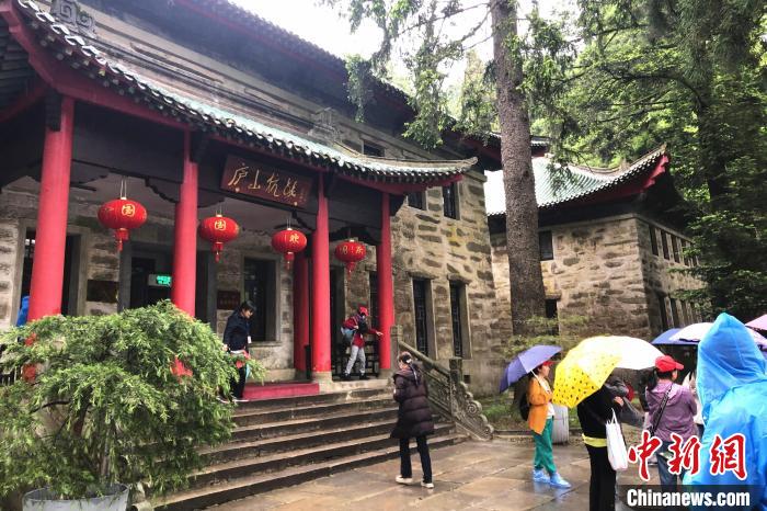 圖為在廬山抗戰(zhàn)博物館外，有不少等待參觀的游客?！蛆i泉 攝