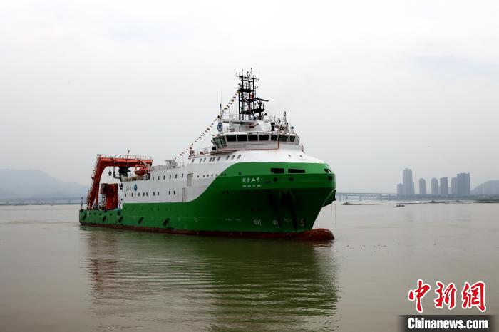 圖為“探索二號”科考船?！堑ぜt 攝