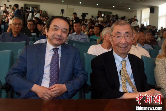 高能論壇開始前，丁肇中先生(右)與主持論壇的中科院高能所所長王貽芳院士合影?！?lt;a target='_blank' href='/'><p  align=