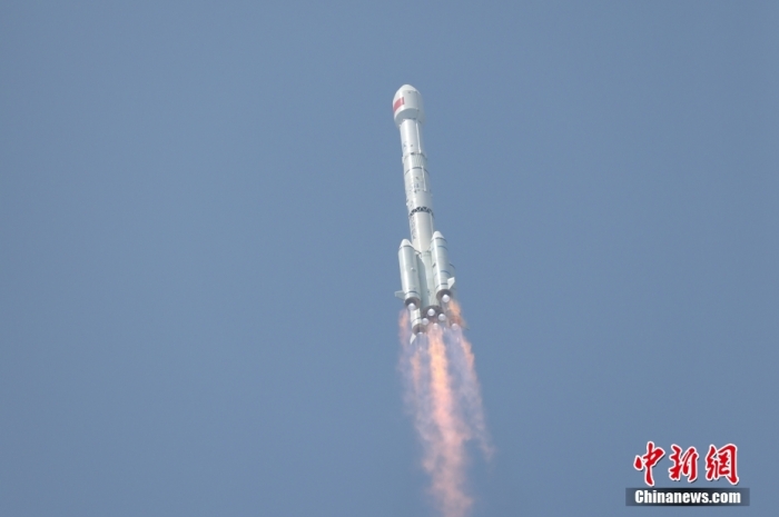 5月17日10時(shí)49分，我國在西昌衛(wèi)星發(fā)射中心用長征三號乙運(yùn)載火箭，成功發(fā)射第五十六顆北斗導(dǎo)航衛(wèi)星。該衛(wèi)星屬地球靜止軌道衛(wèi)星，是我國北斗三號工程的首顆備份衛(wèi)星。入軌并完成在軌測試后，將接入北斗衛(wèi)星導(dǎo)航系統(tǒng)。此次發(fā)射是北斗三號工程高密度組網(wǎng)之后，時(shí)隔3年的首發(fā)任務(wù)。朱磊 攝