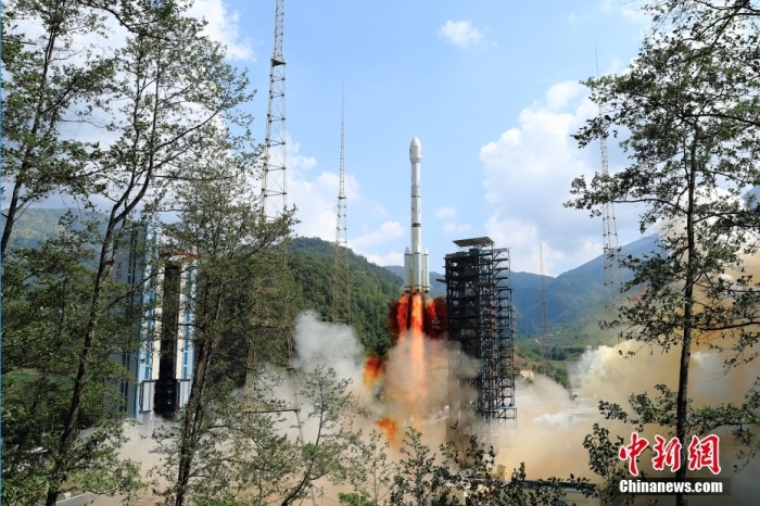 5月17日10時(shí)49分，我國在西昌衛(wèi)星發(fā)射中心用長征三號乙運(yùn)載火箭，成功發(fā)射第五十六顆北斗導(dǎo)航衛(wèi)星。該衛(wèi)星屬地球靜止軌道衛(wèi)星，是我國北斗三號工程的首顆備份衛(wèi)星。入軌并完成在軌測試后，將接入北斗衛(wèi)星導(dǎo)航系統(tǒng)。此次發(fā)射是北斗三號工程高密度組網(wǎng)之后，時(shí)隔3年的首發(fā)任務(wù)。楊志遠(yuǎn) 攝