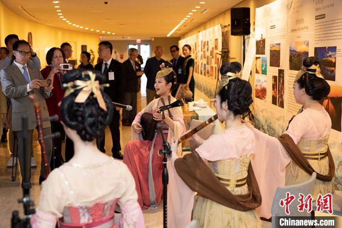 當(dāng)?shù)貢r(shí)間5月19日，中國(guó)常駐聯(lián)合國(guó)代表團(tuán)、中國(guó)文化和旅游部、泉州市人民政府在紐約聯(lián)合國(guó)總部聯(lián)合舉辦“茶和天下·雅集”主題展覽和招待會(huì)。圖為展覽現(xiàn)場(chǎng)泉州南音表演。 <a target='_blank' href='/' _fcksavedurl='/'><p  align=