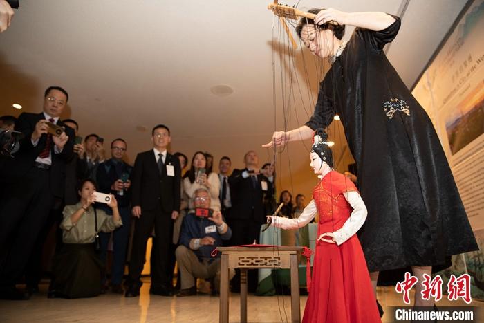 當(dāng)?shù)貢r(shí)間5月19日，中國(guó)常駐聯(lián)合國(guó)代表團(tuán)、中國(guó)文化和旅游部、泉州市人民政府在紐約聯(lián)合國(guó)總部聯(lián)合舉辦“茶和天下·雅集”主題展覽和招待會(huì)。圖為展覽表演泉州提線木偶寫書法。 <a target='_blank' href='/' _fcksavedurl='/'><p  align=