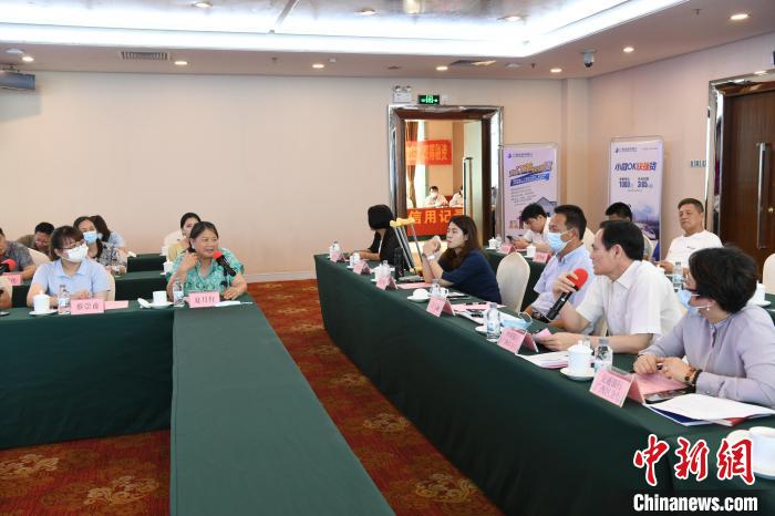 圖為中國銀行廣西分行代表在回應桂林歸義生態(tài)農(nóng)業(yè)有限公司總經(jīng)理夏月紅的貸款需求。　蔣雪林 攝