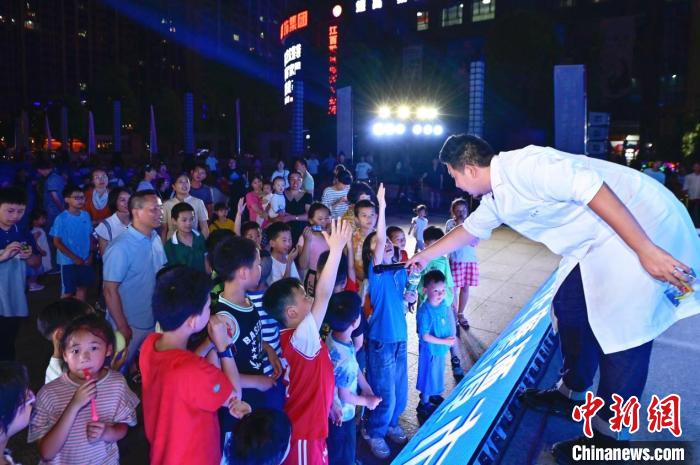 2023年鷹潭市“好奇心”科普節(jié)吸引了不少孩子踴躍參與?！≈鬓k方 供圖