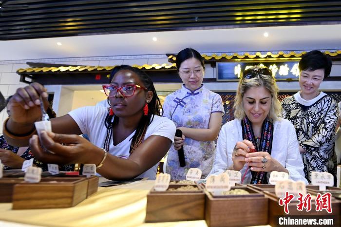 代表團成員在片仔癀博物館內(nèi)制作中藥配方香囊?！埥鸫?攝