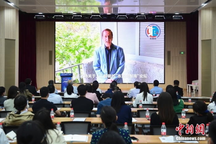 5月30日，<a target='_blank' href='/'>中新社</a>第二屆“東西問智庫”主題論壇在北京舉行，多位中外專家圍繞“AI革命與文明進化”展開討論。圖為美國加州理工學院電氣工程和計算機科學教授、人工智能專家亞瑟·阿布-穆斯塔法通過視頻在論壇上作主旨演講。<a target='_blank' href='/'>中新社</a>記者 田雨昊 攝