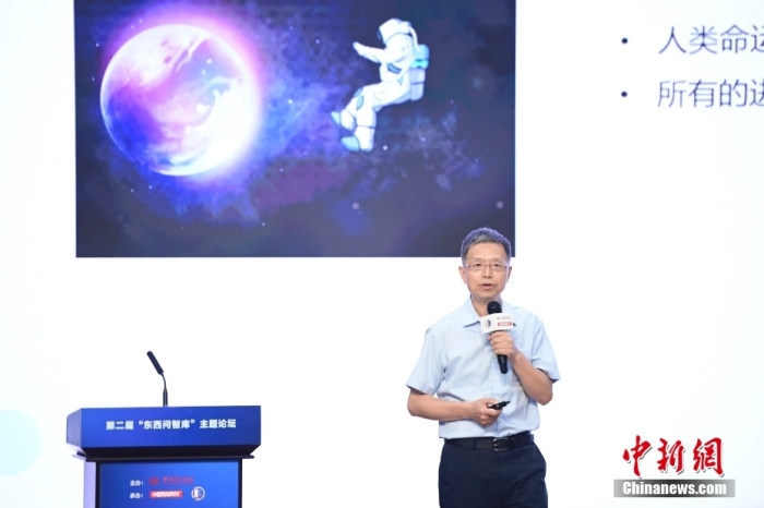 5月30日，<a target='_blank' href='/'>中新社</a>第二屆“東西問智庫”主題論壇在北京舉行，多位中外專家圍繞“AI革命與文明進化”展開討論。圖為北京大學新聞與傳播學院教授胡泳在論壇上作主旨演講。<a target='_blank' href='/'>中新社</a>記者 田雨昊 攝