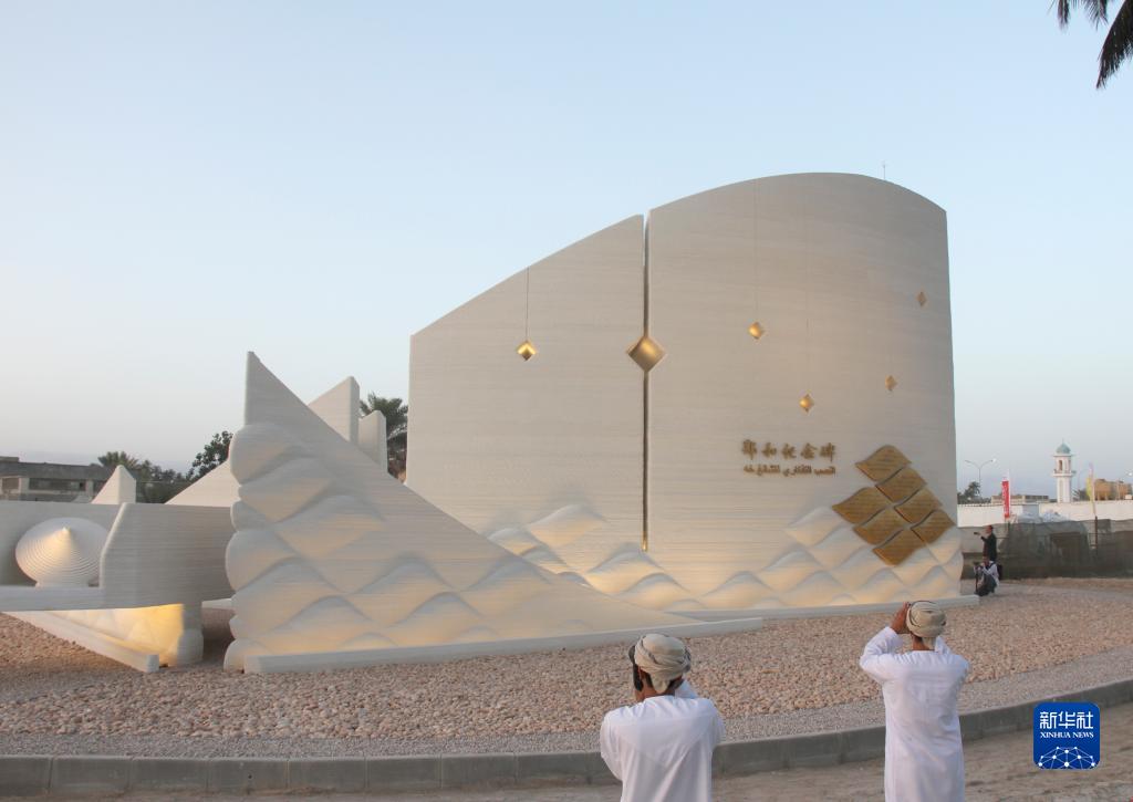 這是5月30日在阿曼第二大城市塞拉萊拍攝的鄭和碑。新華社記者 汪強(qiáng) 攝