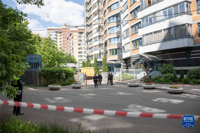 5月30日，警察在俄羅斯首都莫斯科的樓房遭襲現(xiàn)場警戒。新華社記者白雪騏攝