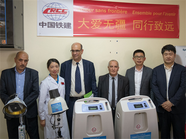 中國鐵建阿爾及利亞公司向當(dāng)?shù)蒯t(yī)院捐贈醫(yī)療物資。鐵建國際供圖