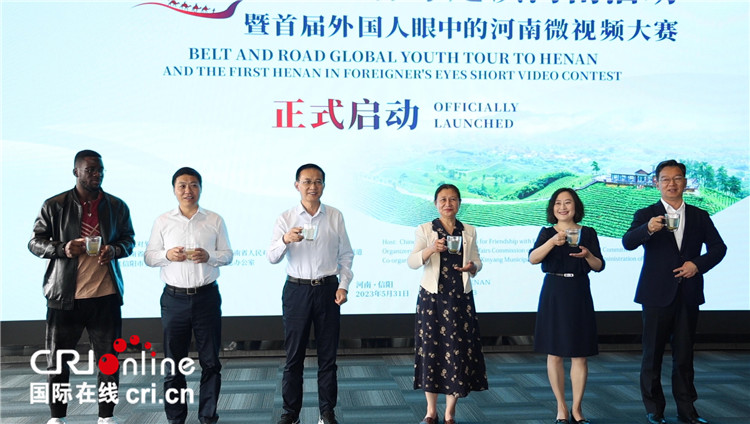 與會嘉賓共同舉杯啟動活動。賈親親 攝