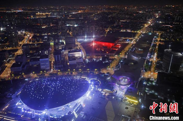 6月3日晚，鳥(niǎo)瞰上海黃浦江兩岸城市夜景?！∫罅⑶?攝