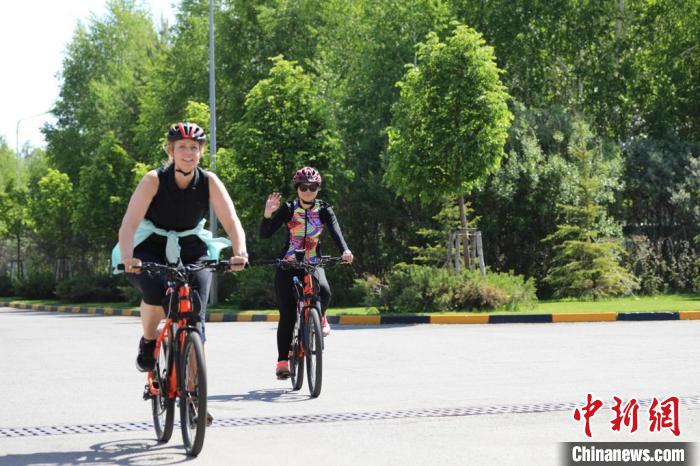 亞信副秘書長(zhǎng)遲方(右一)與聯(lián)合國(guó)駐哈協(xié)調(diào)員在騎行活動(dòng)中。　亞信秘書處供圖