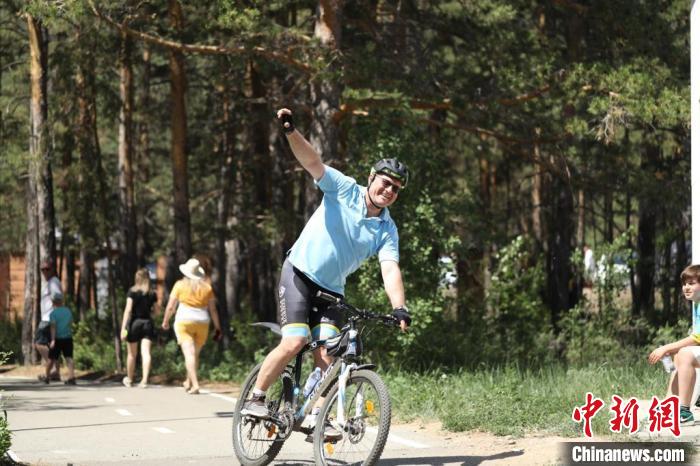 當(dāng)?shù)貢r(shí)間4日，哈外交部副部長(zhǎng)羅曼·瓦西連科在騎行活動(dòng)中?！喰琶貢幑﹫D