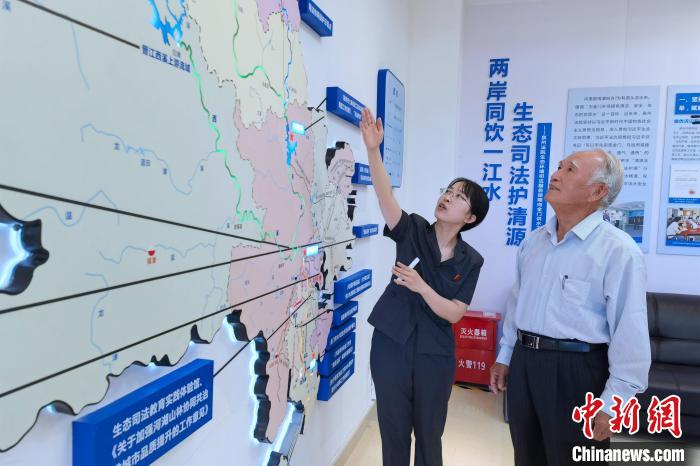 金門同胞參觀金門供水水源生態(tài)司法保護基地?！O虹 攝