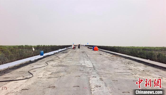 工作人員正在橋面上緊張有序地施工。　史玉江 攝