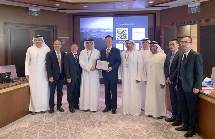 圖為阿布扎比陸上石油公司代表向中企頒發(fā)6600萬安全工時證書。中國石油工程建設(shè)有限公司供圖