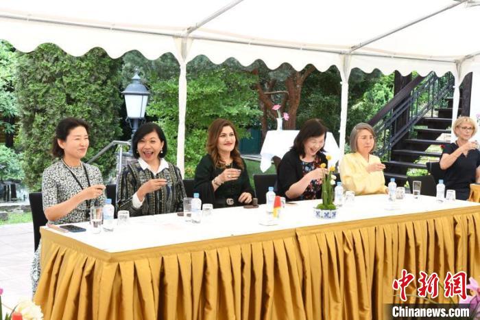 圖為嘉賓品味烏龍茶?！“亓种袊幕行墓﹫D。