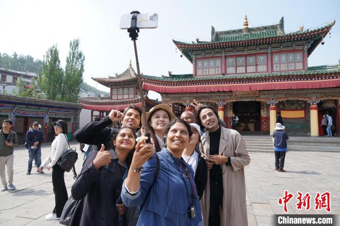 圖為外國記者在塔爾寺合影?！●R銘言 攝