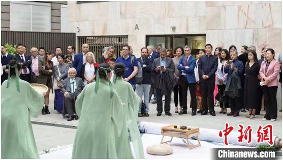 嘉賓觀看茶舞表演?！⌒抨柺形麄鞑抗﹫D