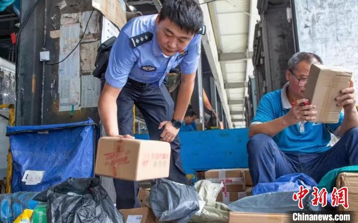 肥東縣公安局針對(duì)劇毒化學(xué)品和易制爆危險(xiǎn)化學(xué)品生產(chǎn)企業(yè)開展安全檢查工作?！『戏示焦﹫D