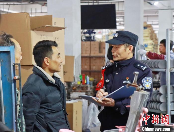 3月30日，大興派出所民警來(lái)到轄區(qū)中小企業(yè)，開展“為民為企為項(xiàng)目”走訪活動(dòng)。　合肥警方供圖