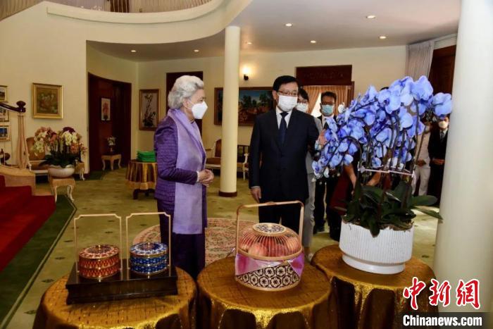 王文天大使介紹中國傳統(tǒng)工藝品及云南的蘭花和鮮果。　中國駐柬埔寨大使館微信公眾號 攝