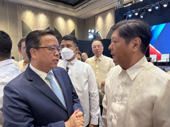 黃溪連大使與菲律賓總統(tǒng)馬科斯在會(huì)場(chǎng)上交談。中國(guó)駐菲律賓大使館供圖