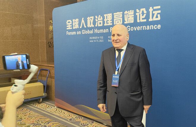 聯(lián)合國經(jīng)濟、社會及文化權(quán)利委員會副主席兼報告員、莫斯科國際關(guān)系學(xué)院國際法系主任阿斯蘭·阿巴希澤接受人民網(wǎng)記者采訪。圖片來源：視頻截圖