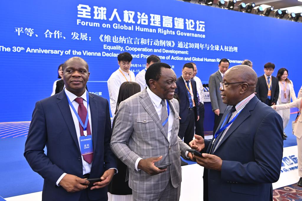 6月14日，與會者在論壇現(xiàn)場交流。新華社記者 李鑫 攝