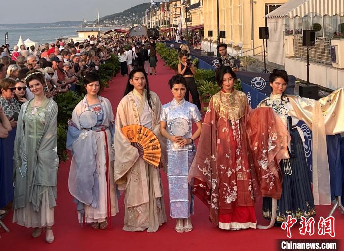 當(dāng)?shù)貢r間6月16日，2023年卡布爾電影節(jié)中國日活動舉行?！≈鬓k方供圖